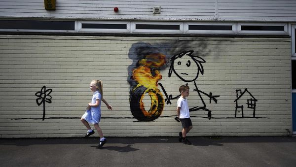 أطفال يلعبون على خلفية جدارية للفنان بانكسي (Banksy) على جدار لمدرسة الابتدائية في بريستول، بريطانيا 6 يونيو/ حزيران 2016. أطفال يلعبون على خلفية جدارية للفنان بانكسي (Banksy) على جدار لمدرسة الابتدائية في بريستول، بريطانيا 6 يونيو/ حزيران 2016. - سبوتنيك عربي