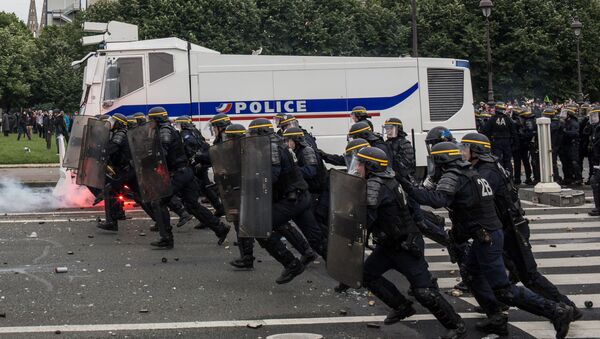 أفراد الشرطة الفرنسية أثناء الاحتجاجات في باريس - سبوتنيك عربي