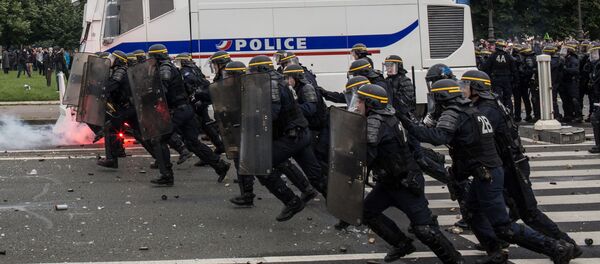 أفراد الشرطة الفرنسية أثناء الاحتجاجات في باريس - سبوتنيك عربي