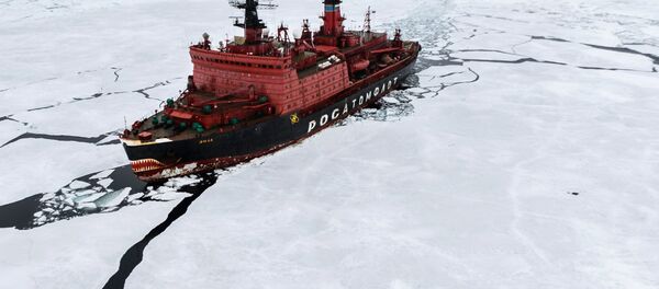 كاسحة الجليد يامال خلال نقل العلماء في أكبر رحلة بحث منذ 20 عاماً، في بحر كارا عام 2015 - سبوتنيك عربي