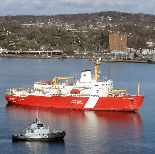 كاسحة الجليد الكندية لويس إس. ست-لورينت (CCGS Louis S. St-Laurent) بالقرب من ميناء هاليفاكس. - سبوتنيك عربي