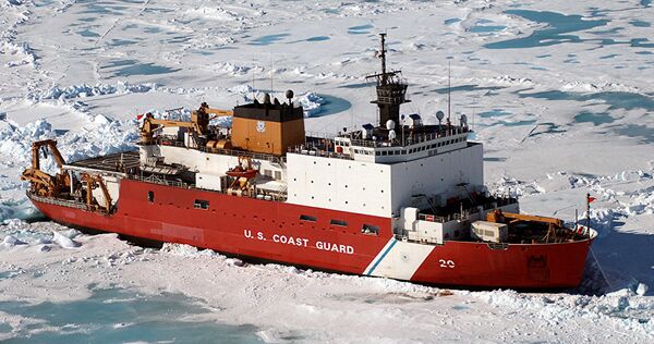 كاسحة الجليد الأمريكية  كوست غارد كاتر هيلي (WAGB-20) حوالي 100 ميل من بارو في ألاسكا، وذلك خلال مهمة بحث علمي. - سبوتنيك عربي