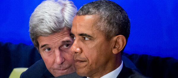 وزير الخارجية الأمريكي جون كيري خلف الرئيس الأمريكي باراك أوباما - سبوتنيك عربي