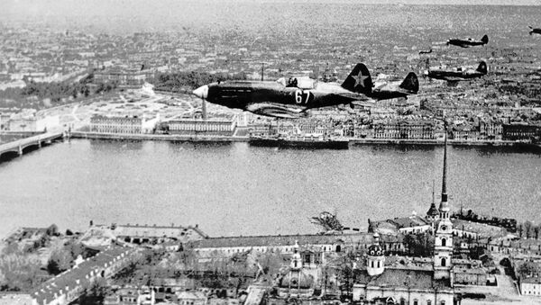 سلسلة من القاذفات السوفيتية تحلق فوق حصن بيتروبالوفسكايا في لينينغراد (سانت بطرسبرغ) - سبوتنيك عربي