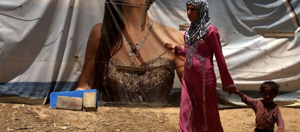 لاجئة سورية من حلب وطفلها على خلفية خيمة عليها رسم إعلاني، مخيم اللاجئين في لبنان 20 يونيو/ حزيران 2016 لاجئة سورية من حلب وطفلها على خلفية خيمة عليها رسم إعلاني، مخيم اللاجئين في لبنان 20 يونيو/ حزيران 2016 - سبوتنيك عربي