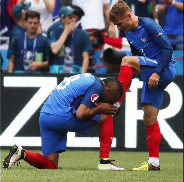 ديميتري باييه نجم فرنسا في اليورو يقبل حذاء جريزمان صاحب الهدفين في مرمى أيرلندا ديميتري باييه نجم فرنسا في اليورو يقبل حذاء جريزمان صاحب الهدفين في مرمى أيرلندا - سبوتنيك عربي