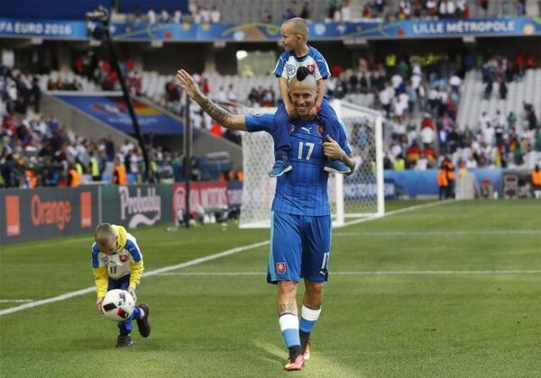 احتفل نجم سلوفاكيا مع ابنه رغم الخروج بثلاثية من ألمانيا احتفل نجم سلوفاكيا مع ابنه رغم الخروج بثلاثية من ألمانيا - سبوتنيك عربي