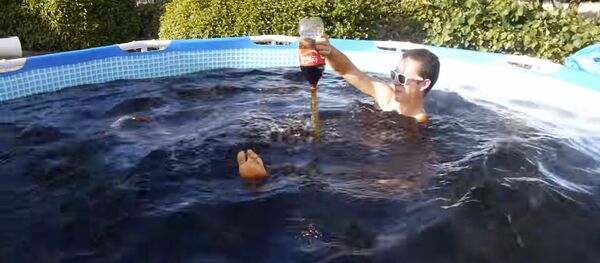 شاب يستحم في 1500 غالون من المشروبات الغازية - سبوتنيك عربي