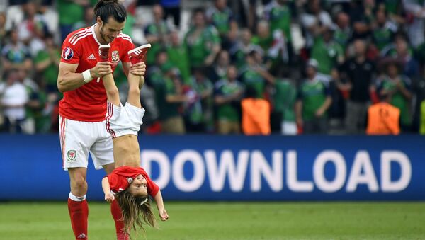 جاريث بيل مهاجم المنتخب الويلزي وهو يلعب مع ابنته - سبوتنيك عربي