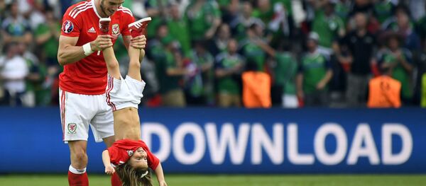 جاريث بيل مهاجم المنتخب الويلزي وهو يلعب مع ابنته - سبوتنيك عربي