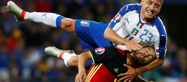 صراع على الكرة بين لاعبي منتخب إيطاليا وبلجيكا - سبوتنيك عربي