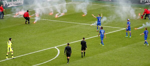 القاء الشماريخ داخل الملعب في مباراة التشيك وكرواتيا - سبوتنيك عربي