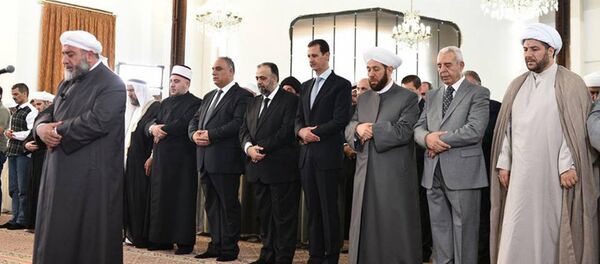 الأسد يؤدي صلاة العيد في حمص الأسد يؤدي صلاة العيد في حمص - سبوتنيك عربي