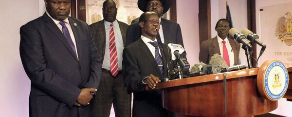 نائب رئيس جنوب السودان الأول رياك مشار والنائب الثاني جيمس واني في مؤتمر صحفي بجوبا - سبوتنيك عربي