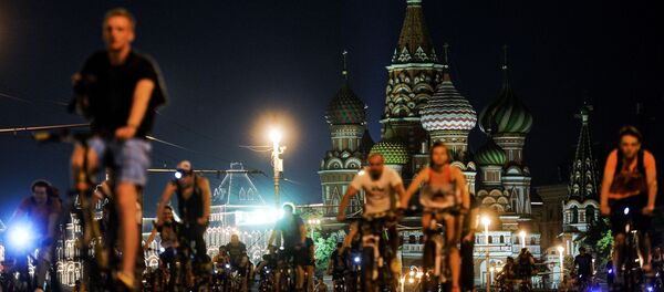 عرض ليلي لركوب الدراجات الهوائية على الساحة الحمراء بموسكو. - سبوتنيك عربي