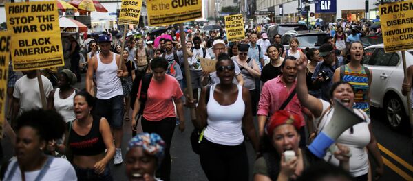 الأمريكيون يخرجون إلى شوارع نيويورك احتجاجاً على مقتل المواطنين الأكريكيين (من أصول أفريقية) إلتون ستيرلينغ وفيلاندو كاستيلن، 7 يوليو\ تموز 2016 - سبوتنيك عربي