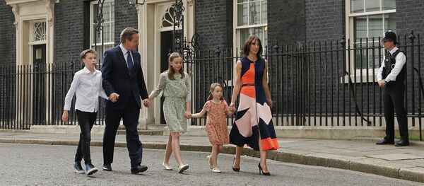 كاميرون مع عائلته أمام أبواب قصر باكنغهام عقب استقبال الملكة له - سبوتنيك عربي
