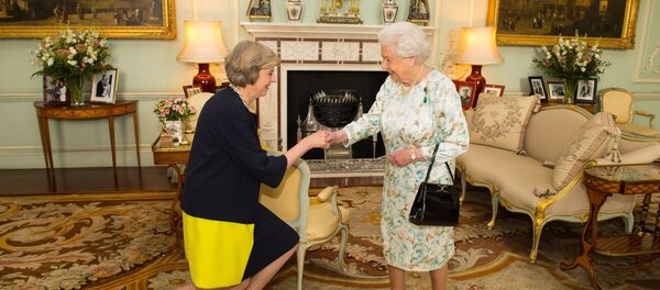 الملكة البريطانية إليزابيث ورئيسة وزراء المملكة تيريزا ماي - سبوتنيك عربي