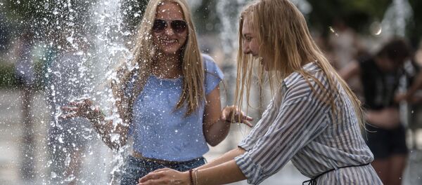 شابتان في حديقة موزيون بموسكو - سبوتنيك عربي