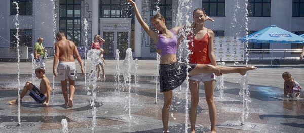 فتيات يلعبون وسط نافورة مياة لارتفاع درجات الحرارة في مدينة كييف، أوكرانيا 13 يوليو/ تموز 2016 - سبوتنيك عربي