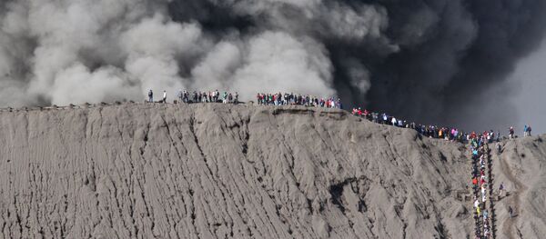 السياح على حافة بركان برومو في إندونيسيا، 12 يوليو: تموز 2016 - سبوتنيك عربي