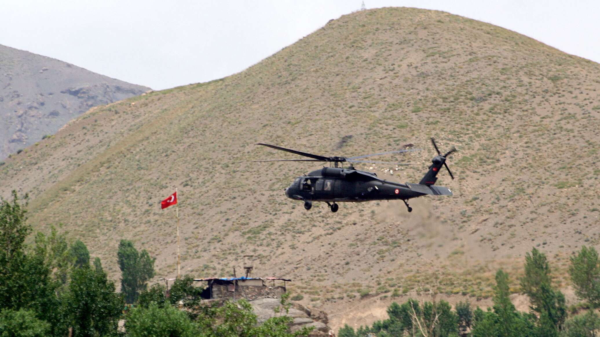 الدفاع التركية تعلن مقتل 3 مواطنين إثر تحطم طائرة مروحية في المياه الإقليمية لقطر