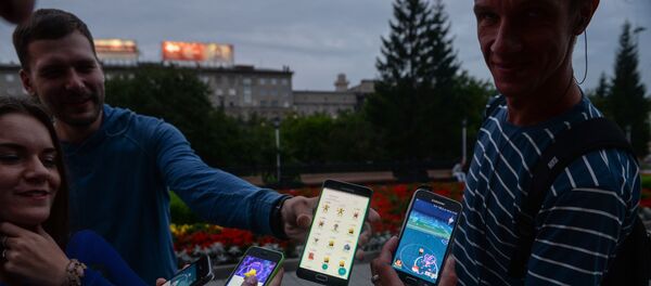 لاعبو لعبة بوكيمون-غو (Pokemon Go) في نوفوسيبيرسك 2016. - سبوتنيك عربي