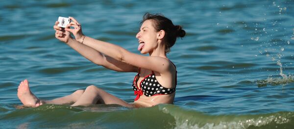 فتاة تأخذ صورة سيلفي في بحر آزوف في محافظة راستوفسكايا - سبوتنيك عربي