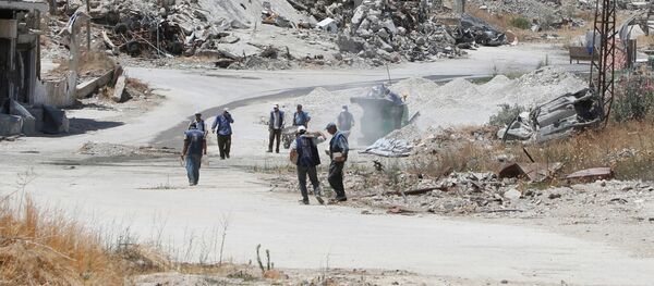 موظفو مؤسسة UNDP يقومون بجولة تفقدية في مدينة حمص، سوريا 19 يوليو/ تموز 2016 - سبوتنيك عربي