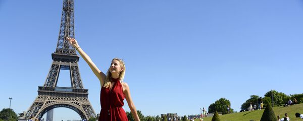 صيف حار في فرنسا - فتاتان أما برج إيفل في باريس، 19 يوليو/ تموز 2016 - سبوتنيك عربي