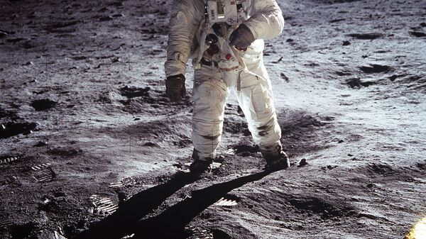 صورة تُظهر سير رائد فضاء أمريكي على القمر - سبوتنيك عربي