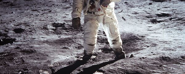 صورة تُظهر سير رائد فضاء أمريكي على القمر - سبوتنيك عربي