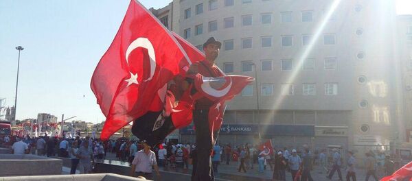 آلاف الاتراك يحتشدون في ميدان تقسيم بمدينة إسطنبول تنديدا بالمحاولة الانقلابية - سبوتنيك عربي