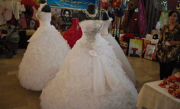 الفساتين البيضاء تنفض عنها غبار سواد الحرب الفساتين البيضاء تنفض عنها غبار سواد الحرب - سبوتنيك عربي