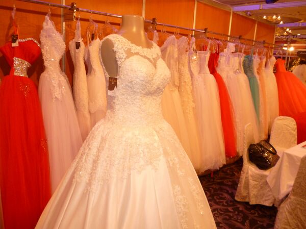 الفساتين البيضاء تنفض عنها غبار سواد الحرب الفساتين البيضاء تنفض عنها غبار سواد الحرب - سبوتنيك عربي