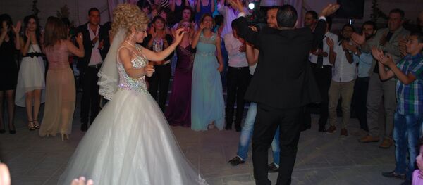 الفساتين البيضاء تنفض عنها غبار سواد الحرب - سبوتنيك عربي