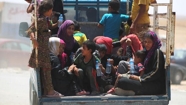 النساء العراقيات وأطفالهن في مخيم للنازحين، الذين تركوا بلدات القيارة والشرقاط، العراق 27 يوليو/ تموز 2016 - سبوتنيك عربي