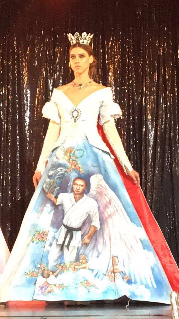 في عرض للأزياء... فستان بصورة بوتين بجناحي ملاك - سبوتنيك عربي