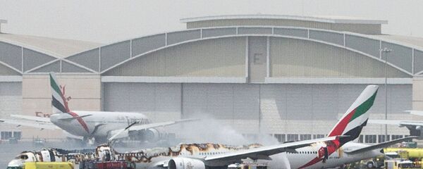 طائرة إماراتية، تابعة لشركة Emirates، بعد هبوط اضطراري لها في مطار دبي الدولي، الإمارات المتحدة 3 أغسطس/ تموز 2016 - سبوتنيك عربي