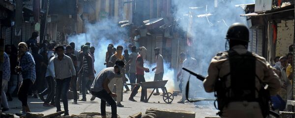 تصادمات واشتباكات بين مسلمي كشمير وقةات الأمن الهندية في مدينة سريناغار، الهند 3 أغسطس/ آب 2016. - سبوتنيك عربي