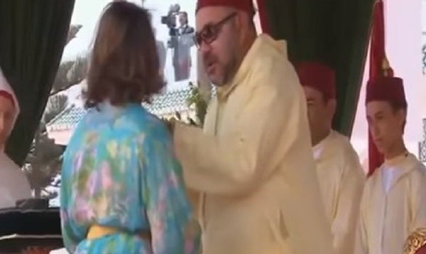 امرأة تحاول تقبيل ملك المغرب - سبوتنيك عربي
