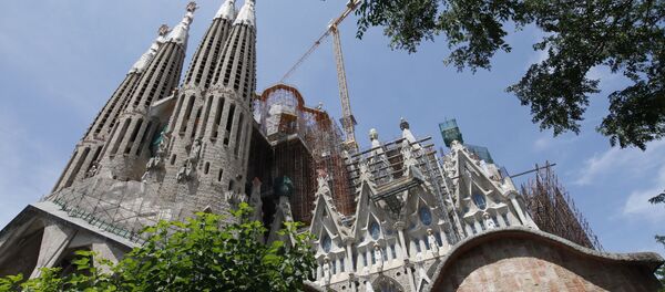 كنيسة ساغرادا فاميليا أو كنيسة العائلة المقدسة، وهي كنيسة كاثوليكية رومانية، تعد من أضخم كنائس أوروبا، تقع في حي ساغرادا فاميليا بمدينة برشلونة، كاتالونيا في إسبانيا. - سبوتنيك عربي