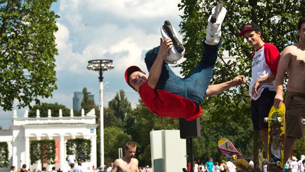 الشباب يمارسون رياضة التزحلق في حديقة مركز معارض عموم روسيا في موسكو - سبوتنيك عربي