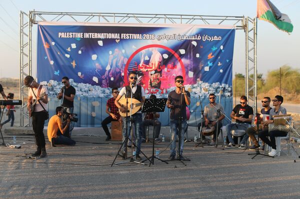 فرقة فلسطينية تغني أمام المعبر بعد رفض إسرائيل خروجها من غزة فرقة فلسطينية تغني أمام المعبر بعد رفض إسرائيل خروجها من غزة - سبوتنيك عربي