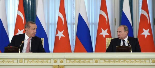 رئيس تركيا رجب طيب أردوغان لدى لقاء رئيس روسيا فلاديمير بوتين في سان بطرسبورغ - سبوتنيك عربي