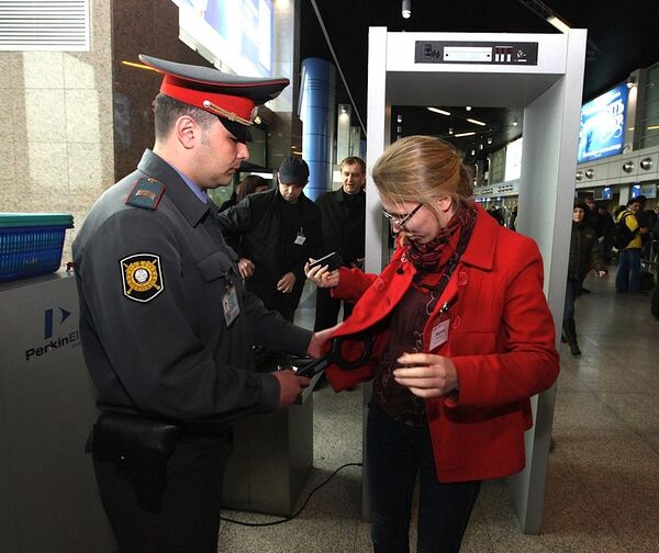 فحص المسافرين بأحدث التقنيات الروسية - سبوتنيك عربي