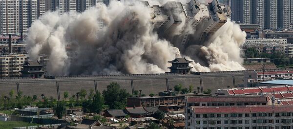 انهيار مبنى خلال تفجير محكم له، وذلك لتوفير حماية أفضل للمنطقة القديمة القريبة من المدينة في داتونغ بمقاطعة شانشي، الصين 8 أغسطس/ آب 2016. - سبوتنيك عربي