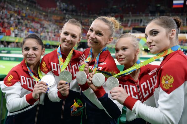 أولمبياد ريو 2016 - الرياضيات الروسيات بعد الفوز بالفضية في مسابقة الجمباز للفرق النسائية، أغسطس/ آب 2016 - سبوتنيك عربي