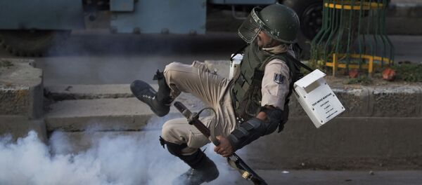 جندي هندي يسقط نتيجة انفجار قنبلة غاز مسيل للدموع في كشمير، 8 أغسطس/ آب 2016 - سبوتنيك عربي