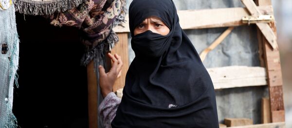 امرأة تقف بجانب بيتها في مخيم للنازحين بالقرب من مدينة صنعاء، اليمن 10 أغسطس/ آب 2016 امرأة تقف بجانب بيتها في مخيم للنازحين بالقرب من مدينة صنعاء، اليمن 10 أغسطس/ آب 2016 - سبوتنيك عربي